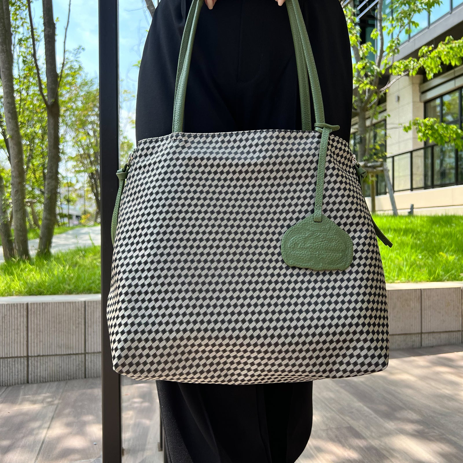 ねこつぅ　OSAM トートバッグ(Lサイズ) チャコールグレー 大人気トートバッグ(Lサイズ) IMGN-0347A(828982) シルバー